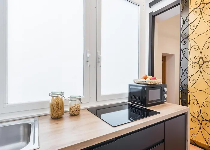 The Rent - Three-bedroom Near The Quirinale *